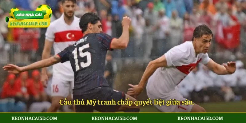 Soi Kèo Nhà Cái Thổ Nhĩ Kỳ vs Mỹ 9h00 ngày 26/6 3 Cầu thủ Mỹ tranh chấp quyết liệt giữa sân.