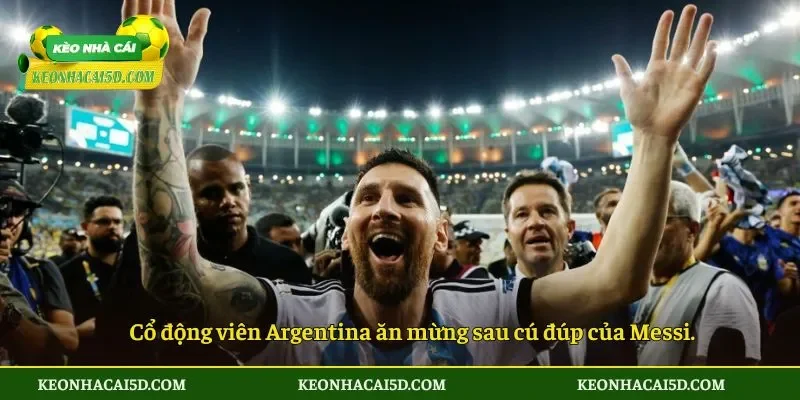 Messi lập cú đúp đưa Argentina thắng trận thứ hai 4 Cổ động viên Argentina ăn mừng sau cú đúp của Messi.