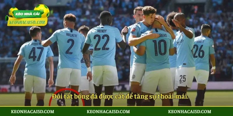 Cầu thủ mang tất rách ra sân gây chú ý tại World Cup 2026 3 Đôi tất bóng đá được cắt để tăng sự thoải mái.