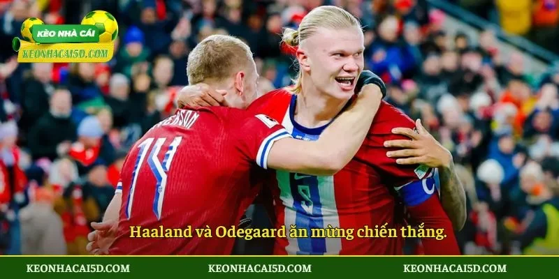 Haaland lập cú đúp đưa Na Uy vào thẳng vòng knock-out 3 Haaland và Odegaard ăn mừng chiến thắng