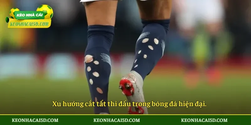 Cầu thủ mang tất rách ra sân gây chú ý tại World Cup 2026 2 Xu hướng cắt tất thi đấu trong bóng đá hiện đại.